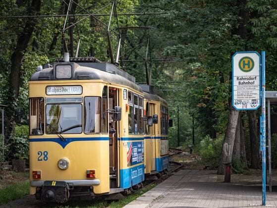 Berlin Köpenick, historische Straßenbahn Tram zwischen S-Bahnhof Rahnsdorf und Woltersdorf Berlin
