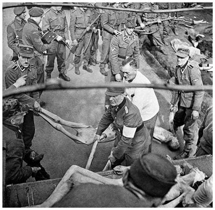 IMAGO History, Zweiter Weltkrieg: 1939 - 1945 SS guards load victims of Bergen-Belsen concentration camp, into a trucks for burial, 1945 SS guards load victims of Bergen-Belsen concentration camp, into a trucks for burial, 1945 Copyright: xPhoto12 AnnxRonanxPicturexLibraryx ARP17A13080