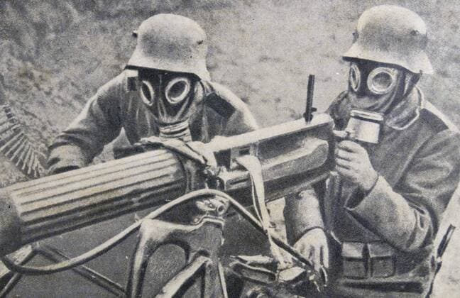 World war one: German soldiers in gas masks use a machine gun World war one: German soldiers in gas masks use a machine gun, France 1915 Copyright: xPhoto12 AnnxRonanxPicturexLibraryx ARP17A22047