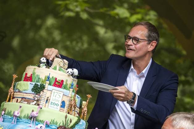 Entertainment Themen der Woche KW31 Regierender Buergermeister Michale Mueller (R) schneidet die Geburtstagstorte bei der Fest zum 175. Geburtstag der Berliner Zoo in Berlin am 1. August 2019. 175. Geburtstag Berliner Zoo *** Governing Mayor Michale Mueller R cuts the birthday cake at the 175th birthday party of the Berlin Zoo in Berlin on 1 August 2019 175th birthday of the Berlin Zoo
