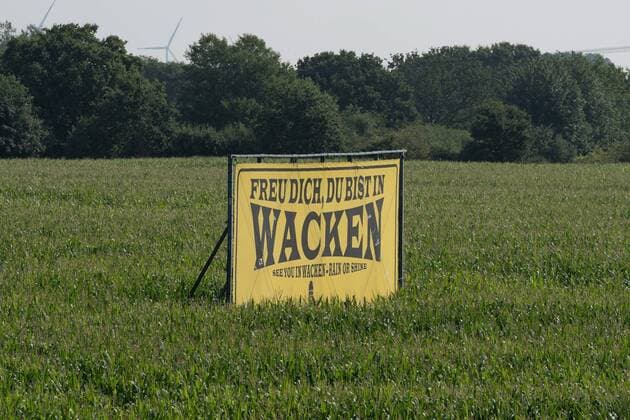 Entertainment Themen der Woche KW31 News Bilder des Tages Freue Dich, Du bist in Wacken - See you in Wacken - Rain or Shine - Schild an der Autobahn Abfahrt A23;Wacken Open Air WOA 2019, Wacken Schleswig-Holstein Deutschland Festivalgelände