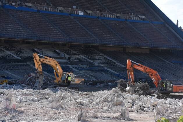 August 1, 2019, Madrid, Madrid, Spain: Workers clean up debris as demolition continues at the Vicente Calderon in Atletico de Madrid old stadium..Spanish football club Atletico Madrid makes 182 million euros from sale of three plots of land of the old stadium area. These have been purchased by Azora, CBRE, Vivenio, Renta Corporacion and APG. They will be used for the construction of about 400 homes and common areas. Madrid Spain - ZUMAs197 20190801_zab_s197_064 Copyright: xJohnxMilnerx