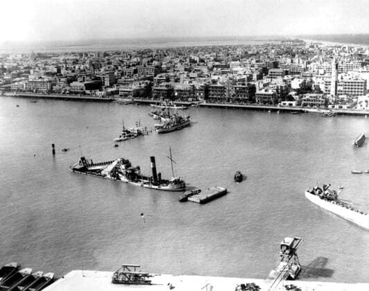 Photograph of scuttled ships blocking the entrance to the Suez canal at Port Said Photograph of Scuttled ships blocking the entrance to the Suez canal at Port Said during the Six-Day War between Israel and Egypt. Dated 20th Century Copyright: xPhoto12 AnnxRonanxPicturexLibraryx ARP17A39476
