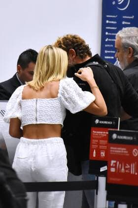 Irina Baeva und Gabriel Soto am Flughafen von Mexiko-Stadt Irina Baeva and Gabriel Soto in Mexico City Airport MEXICO CITY, MEXICO - AUGUST 1: Actor Gabriel Soto and his girlfriend actress Irina Baeva during the documenting luggage before boarding the plane to Cancun at Mexico City International Airport on August 1, 2019 in Mexico City, Mexico  Copyright: xx EYE3692