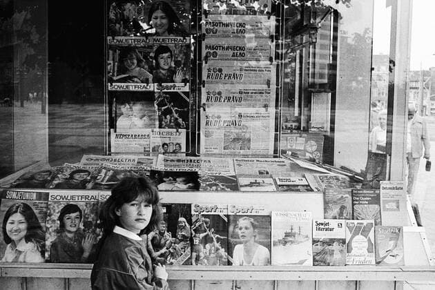  Mädchen vor einem Kiosk des Post-Zeitungs Vertriebes PZV der DDR in der Dunkerstrasse, das Sortiment besteht aus Zeitungen und Zeitschriften der DDR und anderer sozialistischer Staaten, Ost-Berlin, Stadtbezirk Prenzlauer Berg, DDR, Deutschland, Europa *** Girl in front of a kiosk of the Post Zeitungs Vertriebes PZV of the GDR in the Dunkerstrasse, the assortment consists of newspapers and magazines of the GDR and other socialist states, East Berlin, district Prenzlauer Berg, GDR, Germany, Europe Copyright: imageBROKER/CarstenxMilbret iblcmi04926330.jpg