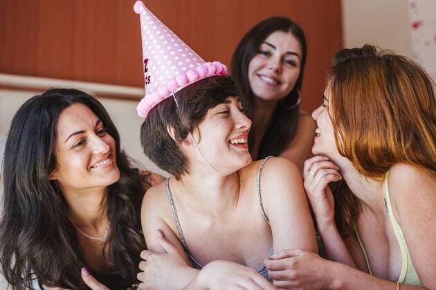 Geburtstag - Symbolbilder Girlfriends celebrating birthday model released Symbolfoto property released  LJF00259