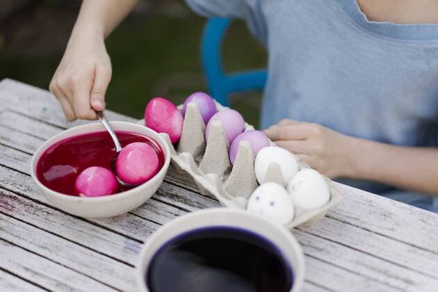 Close-up of girl dyeing Easter eggs in garden model released Symbolfoto property released  MOEF02297