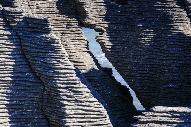 IMAGO Nature: Unsere Erde, Naturschutz, Naturschutzgebiete in Ozeanien Bilder der Erde Detail of Pancake Rocks, Paparoa National Park, South Island, New Zealand  RUNF02670