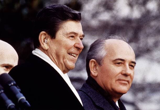 Photograph of US President Ronald Reagan and Mikhail Gorbachev US President Ronald Reagan with Russian leader Mikhail Gorbachev 1986 Copyright: xPhoto12 AnnxRonanxPicturexLibraryx ARP18A30029