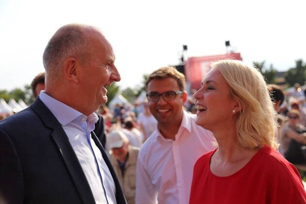 News Bilder des Tages Dietmar Woidke (Ministerpräsident von Brandenburg), Erik Stohn (Generalsekretär der SPD Brandenburg) und Manuela Schwesig (Ministerpräsidentin von Mecklenburg-Vorpommern), v.l., alle SPD, unterhalten sich beim Familienfest der SPD Brandenburg im Rahmen der Wahlkampftour für die Landtagswahl, Potsdam, 2. August 2019. Die Wahl findet am 1. September statt. Familienfest der SPD Brandenburg