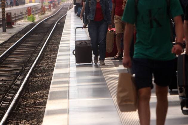 Reisende aus einem ICE der DB Deutsche n Bahn verlassen den Bahnsteig im Hauptbahnhof Frankfurt, Hessen, Deutschland