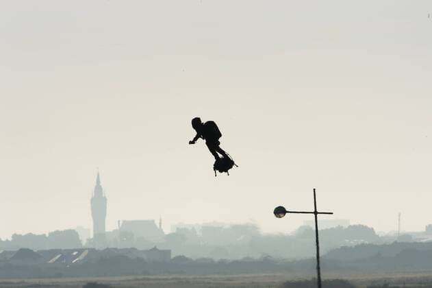 News Themen der Woche KW31 News Bilder des Tages Franky Zapata überquert mit seinem Fluggerät den Ärmelkanal Envol de Franky Zapata NEWS : Seconde Tentative de traversee de la Manche en Flyboard - Sangatte - 04 08 2019 JBAutissier Panoramic 