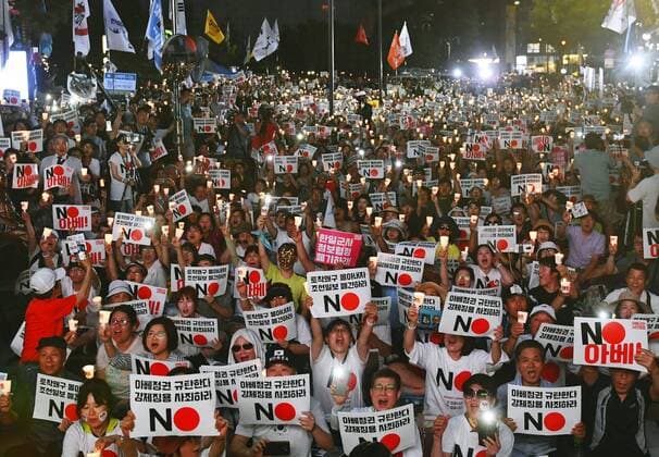 News Themen der Woche KW31 News Bilder des Tages Südkorea, Proteste vor der Botschaft Japans in Seoul S. Korea s protest against Japan s trade move Protesters gather in front of the Japanese Embassy in Seoul on Aug. 3, 2019, to denounce Tokyo s decision to remove South Korea from a white list of countries subject to simplified trade procedures. 