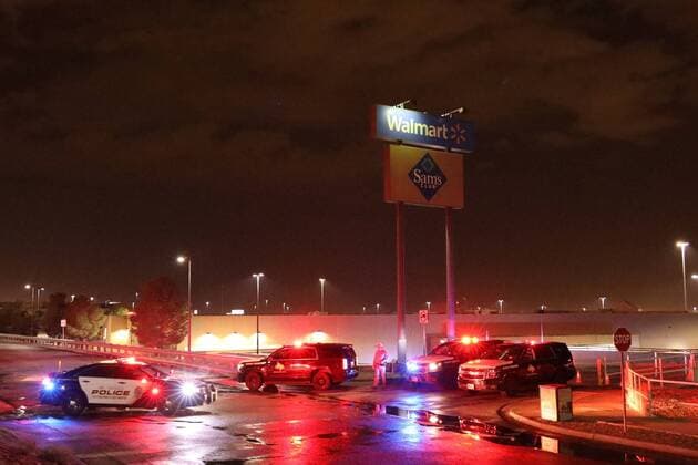 News Themen der Woche KW31 USA, mehrere Tote nach Schüssen in Einkaufszentrum in Texas (190804) -- HOUSTON, Aug. 4, 2019 -- Police cordon off Walmart shopping mall area in El Paso, Texas, the United States on Aug. 3, 2019. A mass shooting on Saturday killed at least 20 and injured 26 others in the U.S. state of Texas, local officials said at a press conference. ) U.S.-TEXAS-SHOOTING LiuxLiwei 