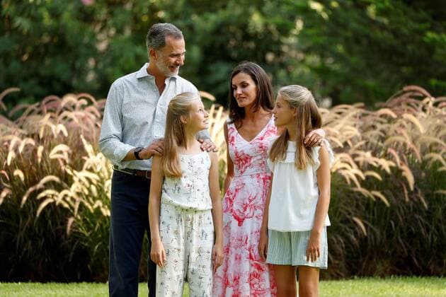 GRAF2643. PALMA DE MALLORCA (SPAIN), 04 08 2019.- Spain s King Felipe VI (L) and Queen Letizia (2-R) pose with their daughters, Princess Leonor (2-L) and Infanta Sofia during the traditional meeting with the media at Marivent Palace on the occasion of their summer holidays in Palma de Mallorca, Balearic Islands, Spain, 04 July 2019. King Felipe VI and family on holiday in Palma de Mallorca !ACHTUNG: NUR REDAKTIONELLE NUTZUNG!  Copyright: xBallesterosx GRAF2659 20190804-637005455112893060