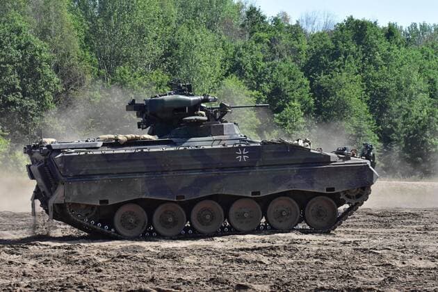 Panzer der Bundeswehr im Gefechtsübungszentrum Schützenpanzer Marder der Bundeswehr während einer Gefechtsübung. Der Schützenpanzer Marder ist mit einer 20mm Bordmaschinenkanone ausgerüstet. Weiterhin kann er im hinteren Kampfraum einen Trupp Panzergrenadiere mitnehmen. Diese können während des Kampfes den Schützenpanzer durch die Heckklappe verlassen und abgesessen weiterkämpfen. Gardelegen Sachsen-Anhalt Deutschland *** Tanks of the German Armed Forces in the Combat Training Centre Armoured infantry fighting vehicle Marder of the German Armed Forces during a combat exercise The armoured infantry fighting vehicle Marder is equipped with a 20mm on-board cannon He can also take a troop of infantry tanks in the rear combat area These can leave the armoured infantry fighting vehicle during the fight through the tailgate and continue to figh