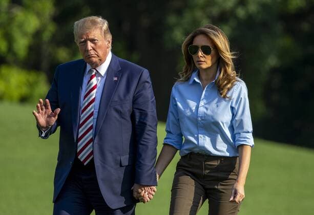 News Themen der Woche KW31 News Bilder des Tages U.S. President Donald Trump waves as he and First Lady Melania Trump walk on the South Lawn of the White House after arriving on Marine One in Washington, DC on Sunday, August 4, 2019.  WAX20190804201 TASOSxKATOPODIS