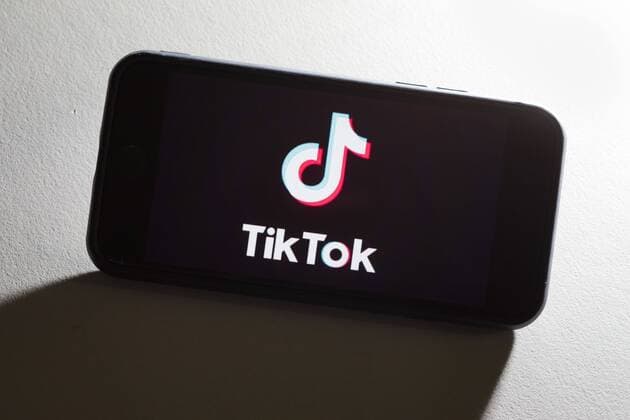 Symbolfoto: Das Logo des chinesischen Videoportal Tik Tok wird auf einem Smartphone angezeigt. Berlin, 05.08.2019. Berlin Deutschland *** Symbol photo The logo of the Chinese video portal Tik Tok is displayed on a smartphone Berlin, 05 08 2019 Berlin Germany Copyright: xThomasxTrutschel photothek.netx