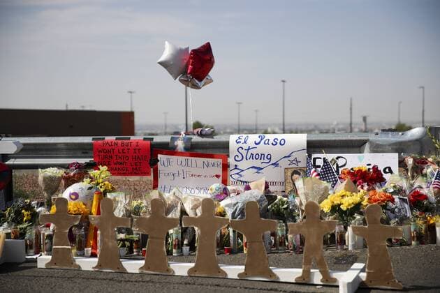 News Themen der Woche KW32 News Bilder des Tages (190805) -- EL PASO, Aug. 5, 2019 -- Various memorial items are seen near the Walmart center where the mass shooting took place in El Paso, Texas, the United States, Aug. 5, 2019. The death toll in weekend mass shooting in El Paso, U.S. state of Texas, has risen to 22 after two people died early Monday morning at a hospital, El Paso police said. ) U.S.-EL PASO-MASS SHOOTING-DEATH TOLL-RISING WangxYing 