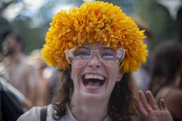 August 3, 2019, Happy Valley, Oregon, U.S: A woman in a flower fascinator smiles as she watches Alton GÅ¸n perform at Pickathon Music festival in Happy Valley Oregon August 3, 2019. Happy Valley U.S. - ZUMAb190 20190803_znp_b190_009 Copyright: xNataliexBehringx