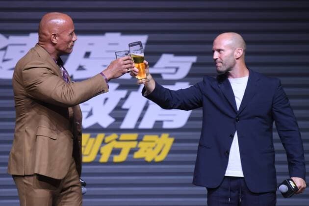 Entertainment Themen der Woche KW32 Entertainment Bilder des Tages English actor Jason Statham, right, and American actor Dwayne Johnson attend a press conference for new movie Fast & Furious Presents: Hobbs & Shaw in Beijing, China, 5 August 2019. Jason Statham, Dwayne Johnson meet press for new film Fast & Furious Presents: Hobbs & Shaw in Beijing  bjl13644872