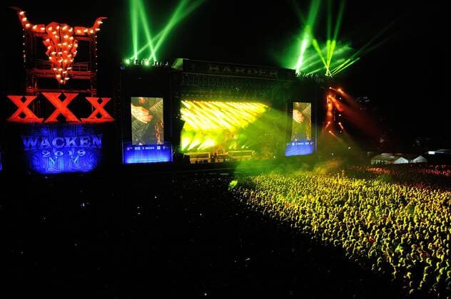 Festivalbesucher vor der Hauptbühne beim Auftritt von SLAYER anlässlich des 30. Wacken Open Air Festival - W:O:A 2019 snapshot-photography R.Jaenecke