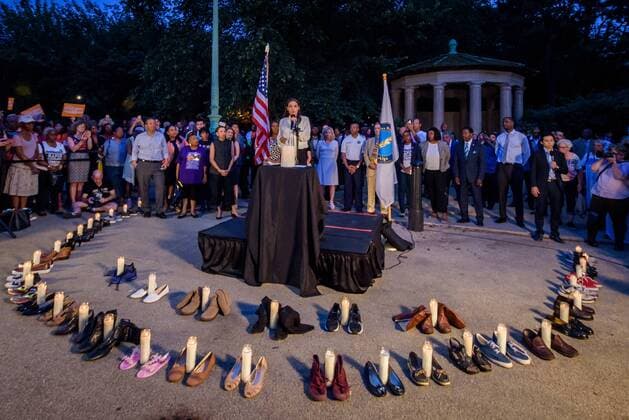 Berühmte Feministinnen, Alexandria Ocasio-Cortez NYC: Candlelight vigil for mass shootings victims New York Representative Alexandria Ocasio-Cortez - New Yorkers Against Gun Violence, Youth Against Guns, Gays Against Guns, Borough President Eric L. Adams, civil rights lawyer Norman Siegel, Alexandria Ocasio Cortez, numerous local elected officials and other advocates gathered for a candlelight vigil in Prospect Park on August 5, 2019 to mourn the lives lost during recent mass shootings in Brownsville, Dayton, El Paso, and Gilroy, denouncing the surge in gun violence throughout the city and country, and calling on lawmakers at the federal level to enact real gun reform. New York New York United States Grand Army Plaza  ErikxMcGregor