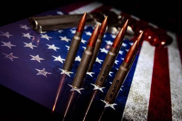 The following text was translated automatically ILLUSTRATIVE - An American flag with patterns for a firearm. In America, the firearm policy leads to discussion after various major shootings. Photo: Rob Engelaar Hollandse Hoogte  Copyright: xHollandsexHoogtex xRobxEngelaarx x200707814x