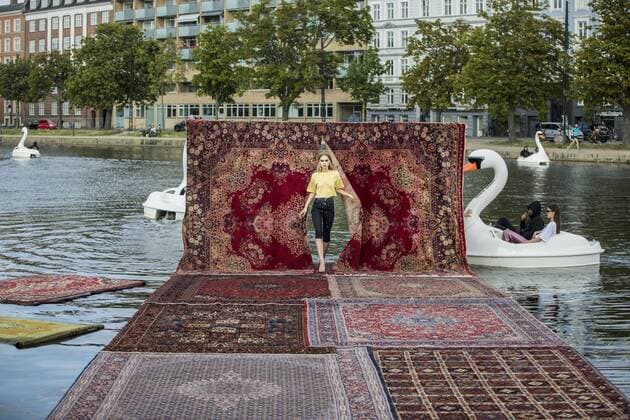 Entertainment Themen der Woche KW32 Entertainment Bilder des Tages MUF10 show under Copenhagen Fashion Week paa Soepavillonen tirsdag den 6. august 2019. Modellerne ankommer i svaner paa soeerne i Koebenhavn.. , Copenhagen Denmark *** MUF10 show during Copenhagen Fashion Week at the soup pavilion Tuesday, August 6, 2019 The models arrive in swans at the seas in Copenhagen, Copenhagen Denmark,  Copyright: NikolaixLinares NikolaixLinaresx COP102 spdk20190806-184121-L