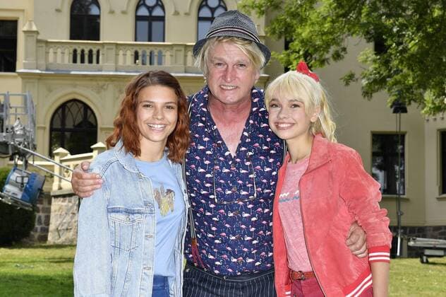 Entertainment Themen der Woche KW32 Harriet Herbig-Matten, Detlev Buck und Katharina Hirschberg beim Fototermin am Set der Amazon Original Serie Bibi & Tina auf Schloss Reichenow. Reichenow-Möglin, 06.08.2019