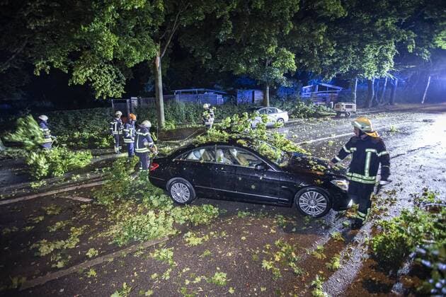 News Themen der Woche KW32 News Bilder des Tages Sturmböen und extreme Regenfälle sorgen für viele Einsätze der Feuerwehren in Baden-Württemberg: Wetterleuchten über der Stadt, Regenmassen, Baum fällt auf PKW, Äste auf den Straßen WAIBLINGEN: Sturmböen und Regenfälle sorgen für massive Einsätze der Feuerwehren. In Waiblingen krachte in der Dammstraße ein Baum auf ein Auto, die Feuerwehr musste mit Kettensägen arbeiten, um das Fahrzeug wieder zu befreien. In mehreren Straßen und auf Geh- sowie Fahrradwegen fielen Bäume und Äste um und blockierten die Wege und Durchfahrten. Einige Keller mussten ebenfalls ausgepumpt werden. Auch im Kreis Ludwigsburg musste die Feuerwehr nahezu im Sekundentakt ausrücken. In der Neckarremser Straße in Remseck konnte eine Stromleitung auf den Dächern der Wohnhäuser den Regenmassen und dem Sturm nicht mehr standhalten und stürzte auf den Boden. Die Feuerwehr Copyright: 7aktuellx xSimonxAdomat