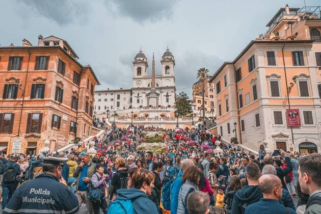 SPANISCHE TREPPE IN ROM 26 04 2019 - Rom: Zahlreiche Touristen tummeln sich rund um die Spanische Treppe in Rom (Italien) am 28. April 2019. _________________