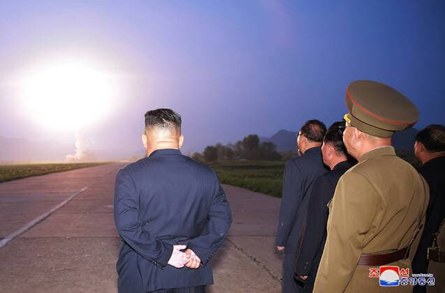News Themen der Woche KW32 News Bilder des Tages This image, released on August 7, 2019, by the North Korean Official News Service (KCNA), shows North Korean leader Kim Jong Un overseeing the country s fourth series of missile launches in less than two weeks a warning to South Korea and the United States over an ongoing joint military exercise.  WAX2019080704 KCNA