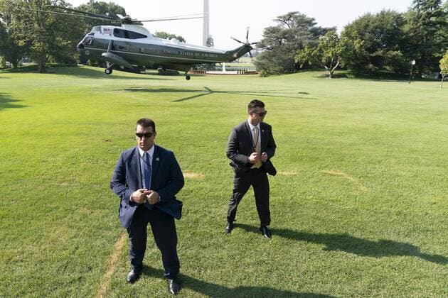 August 7, 2019, Washington, District of Columbia, USA: Secret Service agents brace themselves from windblast from Marine One as United States President Donald J. Trump and First lady Melania Trump depart the White House, August 7, 2019 to visit El Paso, TX and Dayton Ohio after recent shootings in those cities. Credit: CNP Washington USA - ZUMAs152 20190807_zaa_s152_056 Copyright: xChrisxKleponisx