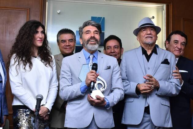 Entertainment Bilder des Tages Diego Verdaguer Receives Recognition for his 50 years of musical career MEXICO CITY, MEXICO - AUGUST 7: Diego Verdaguer and his daughter Ana Victoria poses for photos during a press conference to delivery the recognition for 50 years of artistic career to Diego Verdaguer at Mexico Society of Authors and Composers on August 7, 2019 in Mexico City, Mexico  Copyright: xx EYE5489