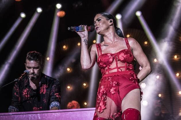 Aqua spiller Roses Are Red paa Boegescenerne under Smukfest 40 aars jubilaeumskoncert i Skanderborg, onsdag den 7. august 2019. Paa Smukfest fejrer de festival nr. 40 med Danmarks Smukkeste Koncert Vol. 3*. En masse af d Love Is A Loser s Game e stoerste danske hits, fra den foerste halvdel af festivalens liv, med de originale kunstnere samt The Antonelli Orchestra som backingband.. , Skanderborg Denmark *** Aqua plays Roses Are Red at the stage during the Smukfest 40th Anniversary Concert in Skanderborg, Wednesday August 7, 2019 At Smukfest they celebrate festival 40 with Denmarks Most Beautiful Concert Vol 3 A lot of d Love Is A Losers Game e biggest Danish hits, from the first half of the festivals life, with the original artists and The Antonelli Orchestra as backing band, Skanderborg Denmark,  Copyright: HellexArensbak HellexArensbakx cop200 spdk20190808-041113-L
