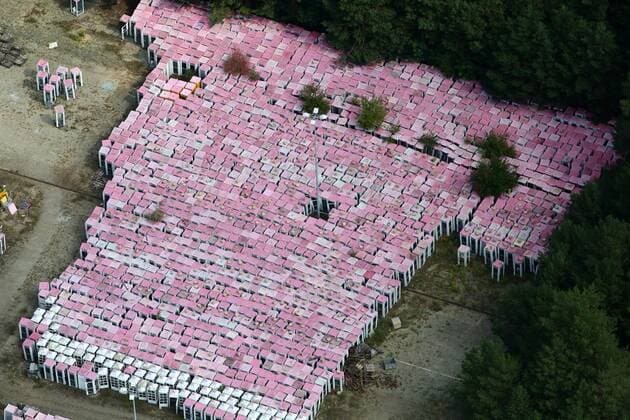 Luftbilder MICHENDORF, 04.08.19, Sammelstelle für Telefonzellen Telekom Gelände pinkfarbene Telefonzellen lagern in einem Wald bei Michendorf und sind zum Verkauf freigegeben Telefonzellen-Friedhof *** Aerial photos MICHENDORF, 04 08 19, Collection point for telephone booths Telekom site pink telephone booths are stored in a forest near Michendorf and are available for sale Phone booths Cemetery