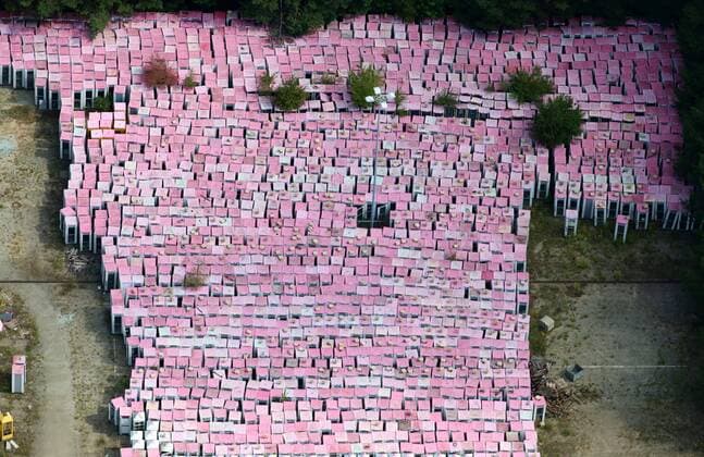 Luftbilder MICHENDORF, 04.08.19, Sammelstelle für Telefonzellen Telekom Gelände pinkfarbene Telefonzellen lagern in einem Wald bei Michendorf und sind zum Verkauf freigegeben Telefonzellen-Friedhof *** Aerial photos MICHENDORF, 04 08 19, Collection point for telephone booths Telekom site pink telephone booths are stored in a forest near Michendorf and are available for sale Phone booths Cemetery