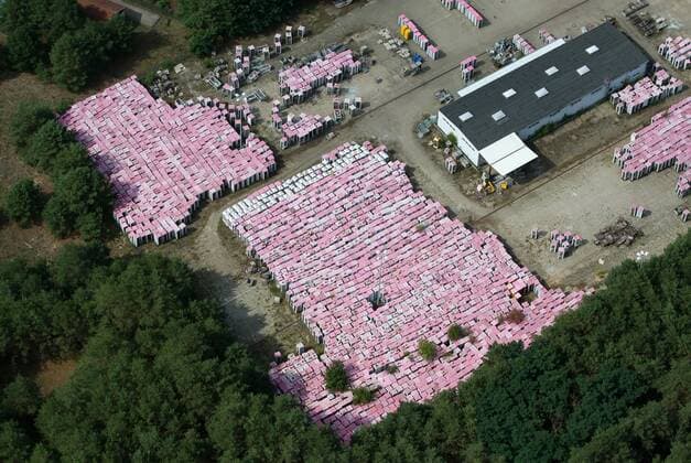 Luftbilder MICHENDORF, 04.08.19, Sammelstelle für Telefonzellen Telekom Gelände pinkfarbene Telefonzellen lagern in einem Wald bei Michendorf und sind zum Verkauf freigegeben Telefonzellen-Friedhof *** Aerial photos MICHENDORF, 04 08 19, Collection point for telephone booths Telekom site pink telephone booths are stored in a forest near Michendorf and are available for sale Phone booths Cemetery
