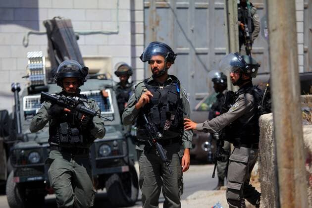 News Themen der Woche KW32 News Bilder des Tages (190808) -- HEBRON, Aug. 8, 2019 (Xinhua) -- Israeli soldiers stand guard near the Israeli settlement of Migdal Oz, close to the West Bank city of Hebron, Aug. 8, 2019. Israeli forces raided the southern West Bank town of Beit Fajjar near Hebron on Thursday morning, after Israeli authorities said a soldier was found killed in a suspected stabbing attack outside a West Bank settlement, the Palestinian sources said. The entire Migdal Oz area in the southern West Bank was sealed off for the manhunt, in which Israeli forces combed through commercial shops and confiscated security cameras. (Photo by Mamoun Wazwaz Xinhua) MIDEAST-WEST BANK-MIGDAL OZ-UNREST 