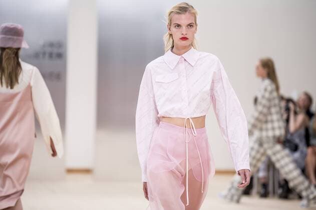 En model viser toej paa Baum und Pferdgarten Show hos Copenhagen Contemporary, torsdag den 8. august 2019. Showet er en del af Copenhagen Fashion Week. . , Copenhagen Denmark Copyright: RitzauxScanpix MadsxClausxRasmussenx COP101 spdk20190808-171335-L