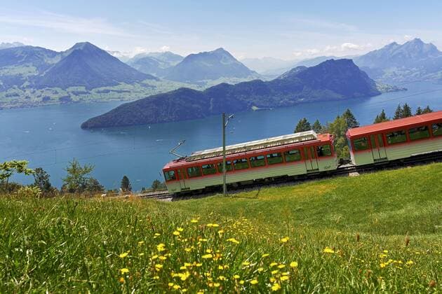Zahnradbahn auf die Rigi, dahinter Vierwaldstättersee mit Bürgenstock, Stanserhorn und Pilatus, Vitznau, Kanton Luzern, Schweiz, Europa Copyright: imageBROKER/StefanxHuwiler iblshu04967486.jpg