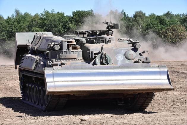 Panzer der Bundeswehr im Gefechtsübungszentrum Pionierpanzer Dachs der Bundeswehr während einer Übung. Gardelegen Sachsen-Anhalt Deutschland *** German Armed Forces tanks in the combat training centre German Armed Forces Pioneer Tank Badger during an exercise Gardelegen Saxony Anhalt Germany