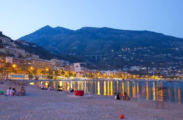 Frankreich, Klassikmusikfestival in Menton Menton, France - August 09, 2019: The 70th Festival de Musique Menton Summer Vacation Atmosphere. Sommer, blue hour, Meer, Sea, Strand, Urlaub 70th Festival de Musique Menton, Vacation Atmosphere