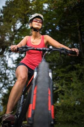  Pretty, young woman riding her mountain bike on a forest path. Enjoying active leisure time outdoors. ,model released, Symbolfoto  Copyright: xLightpoetx Panthermedia25792352