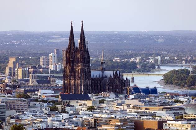 Kölner Dom mit Rhein bei Niedrigwasser von Süden aus gesehen. Köln, 09.08.2019