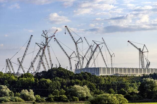 DEU, Deutschland, Baden-Württemberg, Ehingen, 04.08.2019: Kräne im Liebherr-Werk Ehingen.