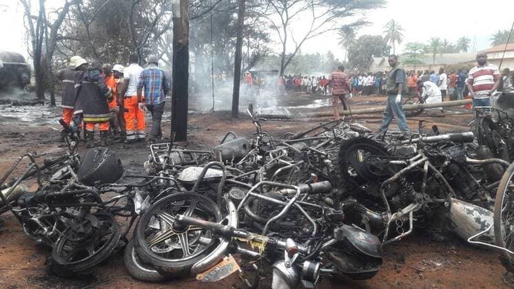 News Themen der Woche KW32 News Bilder des Tages Tansania, zahlreiche Tote nach Tanklasterexplosion (190810) -- DAR ES SALAAM, Aug. 10, 2019 -- Photo taken on Aug. 10, 2019 shows the accident scene after a petrol tanker exploded in Morogoro Region, Tanzania. At least 60 people were killed Saturday after an overturned petrol tanker exploded in Morogoro region, about 200 km from the commercial capital Dar es Salaam, said an official. Seventy others were critically burned as they tried to scoop fuel coming out of the tanker, said Stephen Kebwe, Morogoro regional commissioner. TANZANIA-PETROL TANKER-EXPLOSION LixSibo 