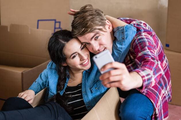  Happy young man and woman making a selfie after moving in together ,model released, Symbolfoto  Copyright: xKzenonx Panthermedia25859583