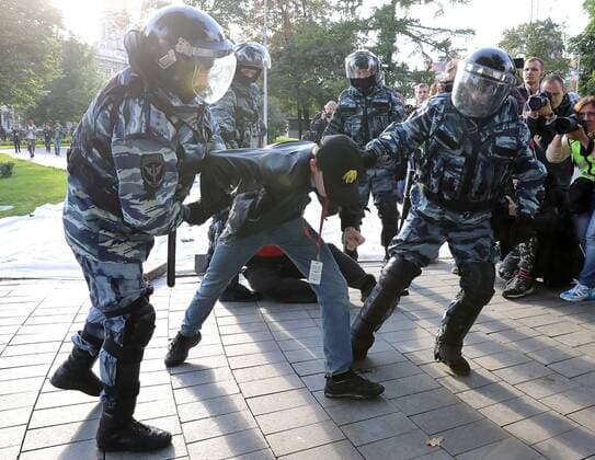 News Themen der Woche KW32 News Bilder des Tages MOSCOW, RUSSIA - AUGUST 10, 2019: Riot police detain a young man during an unsanctioned protest in Chistoprudny Boulevard against the disqualification of opposition candidates from the forthcoming Moscow City Duma election. Sergei Savostyanov TASS  TS0B603D